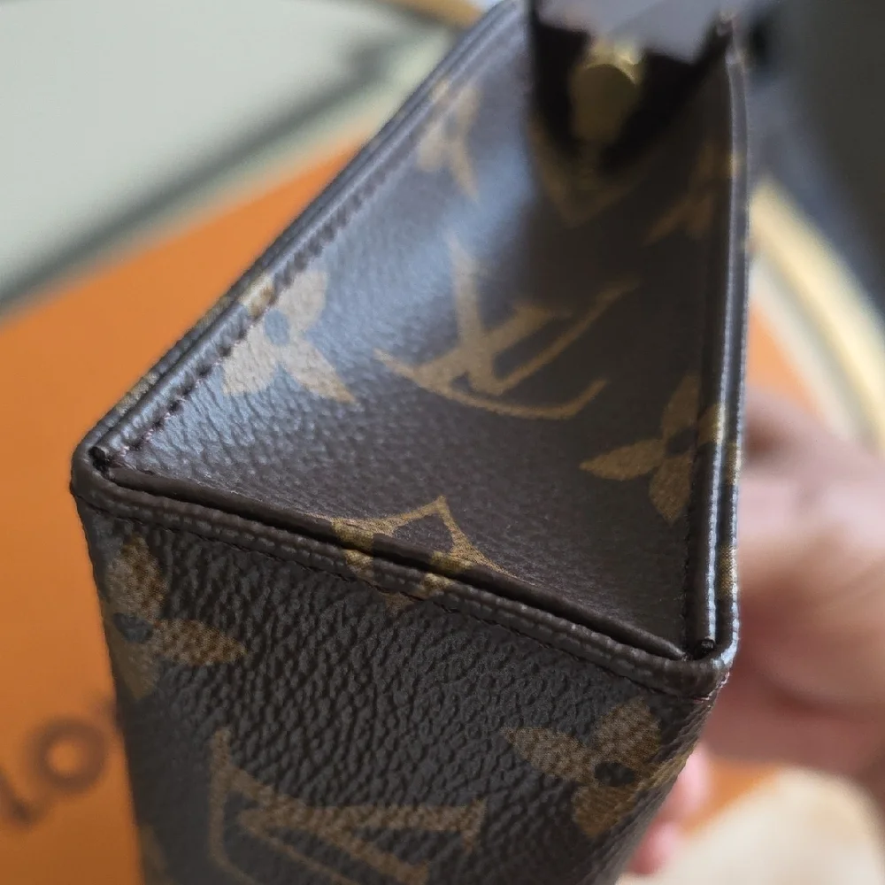 AUTHENTIC NEW Louis Vuitton Toiletry 15 Bag (Discontinued Model!!) - Picture 9 of 12